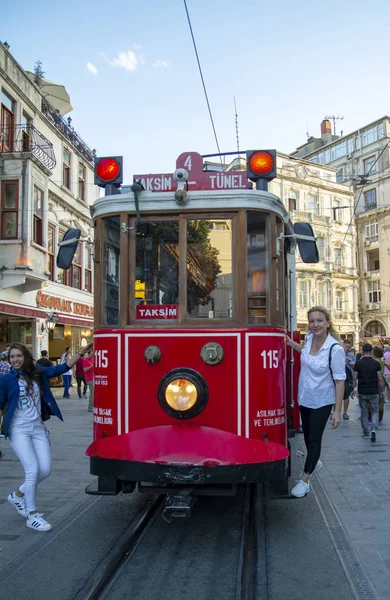 Taksim Istanbul Türkei August 2018 Nostalgische Rote Straßenbahn Der Taksim — Stockfoto