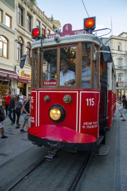 Taksim Istanbul, Türkiye Ağustos 11, 2018: Nostaljik kırmızı tramvay akşam Taksim Istiklal Caddesi'nde. Taksim Istiklal Caddesi Istanbul'da popüler bir yer. Beyoglu, Taksim, Istanbul. Türkiye.