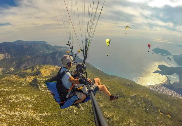 Paragliding Sky Paraglider Tandem Flying Sea Blue Water Mountains Bright — Stock Photo, Image