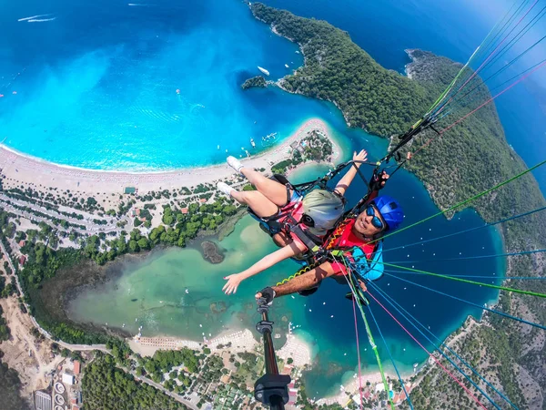 Parapente Cielo Parapente Tándem Volando Sobre Mar Con Agua Azul — Foto de Stock