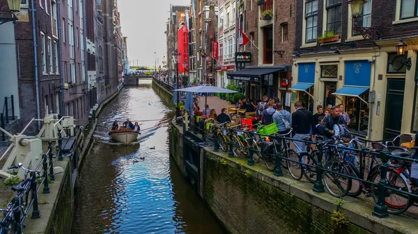 Amsterdão Países Baixos Agosto 2014 Passeios Cruzamento Canais Amsterdã Holanda — Fotografia de Stock