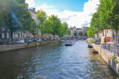 Amsterdam, Hollanda - 15 Ağustos 2014: bir kanal kavşak Amsterdam, Hollanda, tourboats 