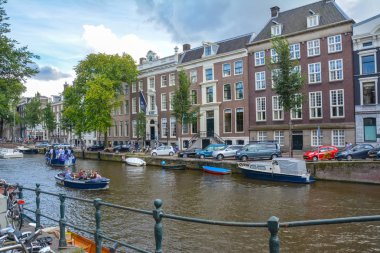 Amsterdam, Hollanda - 15 Ağustos 2014: bir kanal kavşak Amsterdam, Hollanda, tourboats 