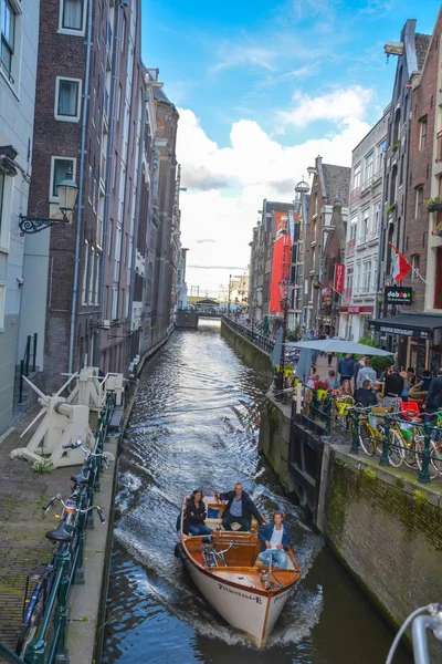 Amsterdã Holanda Agosto 2014 Canal Amsterdã Holanda Abriga Rio Amstel — Fotografia de Stock