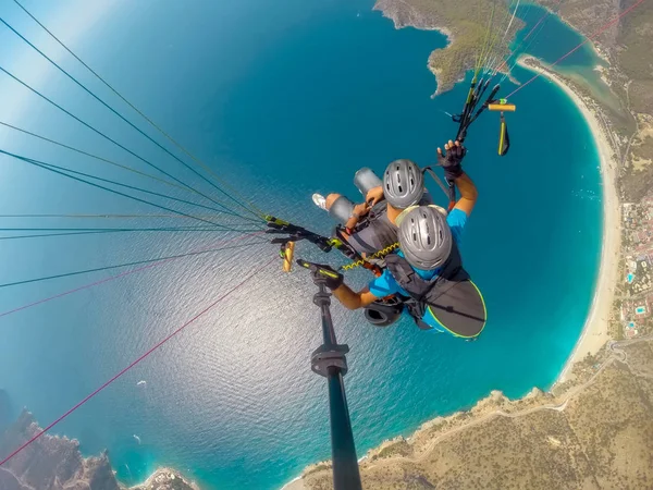 Parapente Cielo Parapente Tándem Volando Sobre Mar Con Agua Azul — Foto de Stock