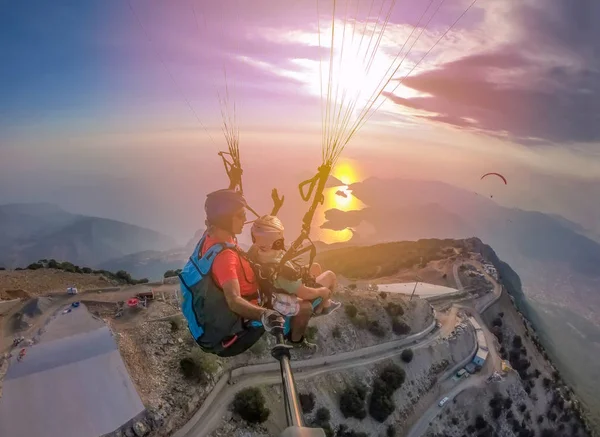 Parapente Cielo Parapente Tándem Volando Sobre Mar Con Agua Azul — Foto de Stock