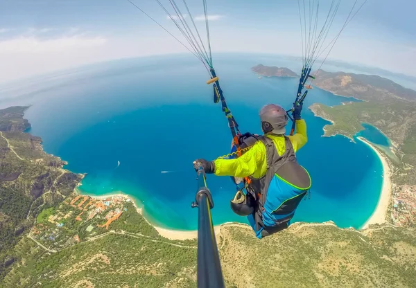 Paralotniarstwo Niebo Paralotnia Tandem Latające Nad Morzem Błękitną Wodą Górami — Zdjęcie stockowe