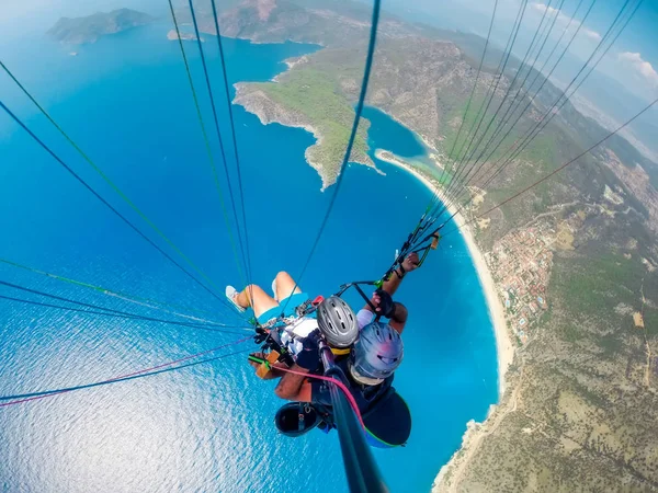 Parapente Céu Parapente Tandem Voando Sobre Mar Com Água Azul — Fotografia de Stock