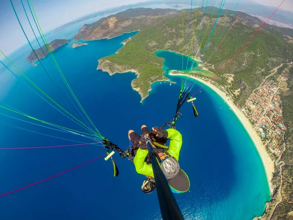 Paralotniarstwo Niebo Paralotnia Tandem Latające Nad Morzem Błękitną Wodą Górami — Zdjęcie stockowe