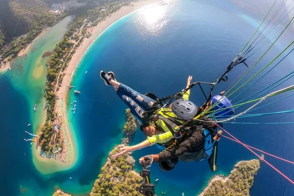 Yamaç Paraşütü Gökyüzünde Yamaçparaşütü Tandem Denizin Masmavi Bir Deniz Dağ — Stok fotoğraf