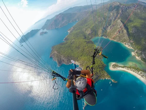 Gleitschirmfliegen Himmel Gleitschirm Tandemflug Über Dem Meer Mit Blauem Wasser — Stockfoto