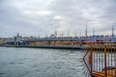 Istanbul, Türkiye 01 Ocak 2019: Türkiye'de Müslüman mimarisi ve su taşıma - güzel manzara turistik yerlerinden denizden Boğaz üzerinde yolculuk. Cityscape gün batımında - Istanbul 'un eski Camii ve Türk vapurlar, görüntülemek Haliç '.