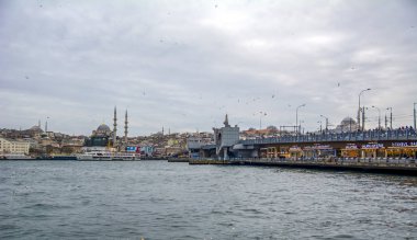 Istanbul, Türkiye 01 Ocak 2019: Türkiye'de Müslüman mimarisi ve su taşıma - güzel manzara turistik yerlerinden denizden Boğaz üzerinde yolculuk. Cityscape gün batımında - Istanbul 'un eski Camii ve Türk vapurlar, görüntülemek Haliç '.