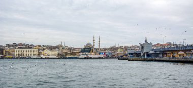 Istanbul, Türkiye 01 Ocak 2019: Türkiye'de Müslüman mimarisi ve su taşıma - güzel manzara turistik yerlerinden denizden Boğaz üzerinde yolculuk. Cityscape gün batımında - Istanbul 'un eski Camii ve Türk vapurlar, görüntülemek Haliç '.