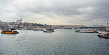 Istanbul, Türkiye 01 Ocak 2019: Türkiye'de Müslüman mimarisi ve su taşıma - güzel manzara turistik yerlerinden denizden Boğaz üzerinde yolculuk. Cityscape gün batımında - Istanbul 'un eski Camii ve Türk vapurlar, görüntülemek Haliç '.