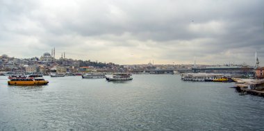 Istanbul, Türkiye 01 Ocak 2019: Türkiye'de Müslüman mimarisi ve su taşıma - güzel manzara turistik yerlerinden denizden Boğaz üzerinde yolculuk. Cityscape gün batımında - Istanbul 'un eski Camii ve Türk vapurlar, görüntülemek Haliç '.