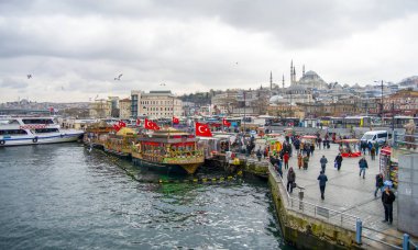 Istanbul, Türkiye 01 Ocak 2019: Türkiye'de Müslüman mimarisi ve su taşıma - güzel manzara turistik yerlerinden denizden Boğaz üzerinde yolculuk. Cityscape gün batımında - Istanbul 'un eski Camii ve Türk vapurlar, görüntülemek Haliç '.