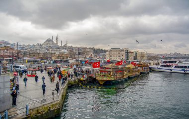 Istanbul, Türkiye 01 Ocak 2019: Türkiye'de Müslüman mimarisi ve su taşıma - güzel manzara turistik yerlerinden denizden Boğaz üzerinde yolculuk. Cityscape gün batımında - Istanbul 'un eski Camii ve Türk vapurlar, görüntülemek Haliç '.