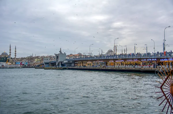 Istanbul, Türkiye 01 Ocak 2019: Türkiye'de Müslüman mimarisi ve su taşıma - güzel manzara turistik yerlerinden denizden Boğaz üzerinde yolculuk. Cityscape gün batımında - Istanbul 'un eski Camii ve Türk vapurlar, görüntülemek Haliç '.