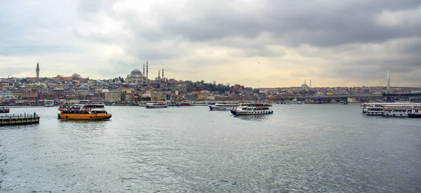 Ιανουαρίου 2019 Κωνσταντινούπολη Τουρκία Μουσουλμανική Αρχιτεκτονική Και Νερό Μεταφέρουν Στην — Φωτογραφία Αρχείου