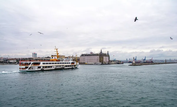 Yolcu seyahat gemi - Türkiye'de popüler deniz yolculuğu. İstanbul Boğazı ile Türk vapur - Istanbul deniz bir martı ile manzarası. Istanbul turları - Boğaziçi Köprüsü için deniz gezisi.