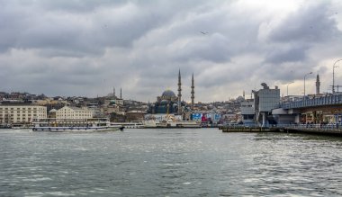 Istanbul, Türkiye 01 Ocak 2019: Türkiye'de Müslüman mimarisi ve su taşıma - güzel manzara turistik yerlerinden denizden Boğaz üzerinde yolculuk. Cityscape gün batımında - Istanbul 'un eski Camii ve Türk vapurlar, görüntülemek Haliç '.