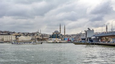 Istanbul, Türkiye 01 Ocak 2019: Türkiye'de Müslüman mimarisi ve su taşıma - güzel manzara turistik yerlerinden denizden Boğaz üzerinde yolculuk. Cityscape gün batımında - Istanbul 'un eski Camii ve Türk vapurlar, görüntülemek Haliç '.