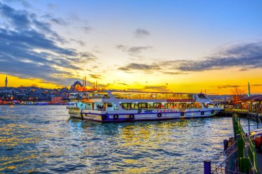 Istanbul, Türkiye 01 Ocak 2019: Türkiye'de Müslüman mimarisi ve su taşıma - güzel manzara turistik yerlerinden denizden Boğaz üzerinde yolculuk. Cityscape gün batımında - Istanbul 'un eski Camii ve Türk vapurlar, görüntülemek Haliç '.