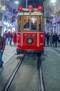 Istanbul, Türkiye'de Ağustos 11, 2018: Nostaljik kırmızı tramvay akşam Taksim Istiklal Caddesi'nde. Taksim Istiklal Caddesi Istanbul'da popüler bir yer. Beyoglu, Taksim, Istanbul. Türkiye.