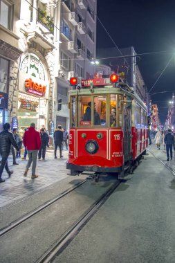 Istanbul, Türkiye'de Ağustos 11, 2018: Nostaljik kırmızı tramvay akşam Taksim Istiklal Caddesi'nde. Taksim Istiklal Caddesi Istanbul'da popüler bir yer. Beyoglu, Taksim, Istanbul. Türkiye.