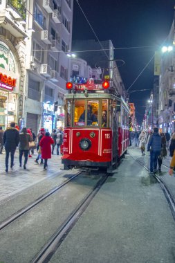Istanbul, Türkiye'de Ağustos 11, 2018: Nostaljik kırmızı tramvay akşam Taksim Istiklal Caddesi'nde. Taksim Istiklal Caddesi Istanbul'da popüler bir yer. Beyoglu, Taksim, Istanbul. Türkiye.