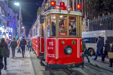 Istanbul, Türkiye'de Ağustos 11, 2018: Nostaljik kırmızı tramvay akşam Taksim Istiklal Caddesi'nde. Taksim Istiklal Caddesi Istanbul'da popüler bir yer. Beyoglu, Taksim, Istanbul. Türkiye.