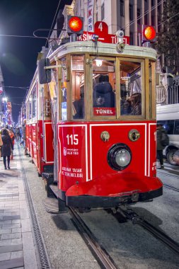 Istanbul, Türkiye'de Ağustos 11, 2018: Nostaljik kırmızı tramvay akşam Taksim Istiklal Caddesi'nde. Taksim Istiklal Caddesi Istanbul'da popüler bir yer. Beyoglu, Taksim, Istanbul. Türkiye.