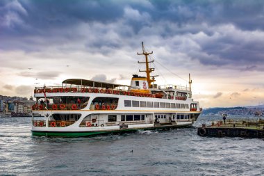 Yolcu seyahat gemi - Türkiye'de popüler deniz yolculuğu. İstanbul Boğazı ile Türk vapur - Istanbul deniz bir martı ile manzarası. Istanbul turları - Boğaziçi Köprüsü için deniz gezisi.