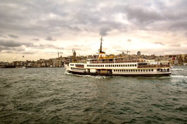 Yolcu seyahat gemi - Türkiye'de popüler deniz yolculuğu. İstanbul Boğazı ile Türk vapur - Istanbul deniz bir martı ile manzarası. Istanbul turları - Boğaziçi Köprüsü için deniz gezisi.