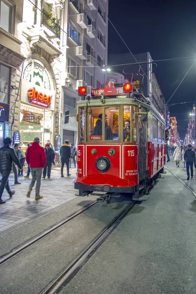 Istanbul August 2018 Nostalgische Rote Straßenbahn Der Taksim Platz Straße — Stockfoto