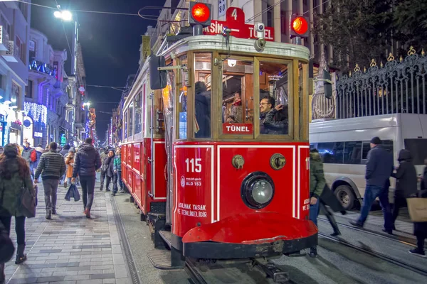 Istanbul August 2018 Nostalgische Rote Straßenbahn Der Taksim Platz Straße — Stockfoto