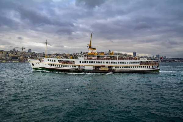 Yolcu seyahat gemi - Türkiye'de popüler deniz yolculuğu. İstanbul Boğazı ile Türk vapur - Istanbul deniz bir martı ile manzarası. Istanbul turları - Boğaziçi Köprüsü için deniz gezisi.