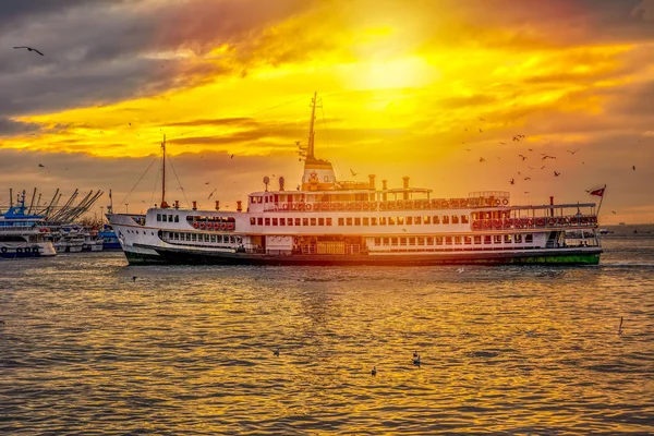 Viaje Barco Pasajeros Viaje Marítimo Popular Turquía Estrecho Del Bósforo —  Fotos de Stock