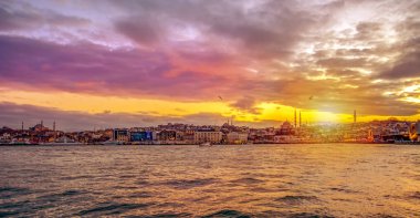 01 Ocak 2019: Türkiye'de Müslüman mimarisi ve su taşıma - güzel manzara turistik yerlerinden denizden Boğaz üzerinde yolculuk. Cityscape gün batımında - Istanbul 'un eski Camii ve Türk vapurlar, görüntülemek Haliç '.