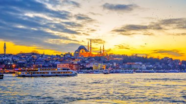 01 Ocak 2019: Türkiye'de Müslüman mimarisi ve su taşıma - güzel manzara turistik yerlerinden denizden Boğaz üzerinde yolculuk. Cityscape gün batımında - Istanbul 'un eski Camii ve Türk vapurlar, görüntülemek Haliç '.