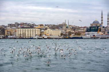 01 Ocak 2019: Türkiye'de Müslüman mimarisi ve su taşıma - güzel manzara turistik yerlerinden denizden Boğaz üzerinde yolculuk. Cityscape gün batımında - Istanbul 'un eski Camii ve Türk vapurlar, görüntülemek Haliç '.
