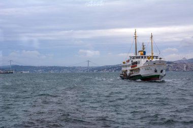 Istanbul, Türkiye 01 Ocak 2019: Türkiye'de Müslüman mimarisi ve su taşıma - güzel manzara turistik yerlerinden denizden Boğaz üzerinde yolculuk. Cityscape gün batımında - Istanbul 'un eski Camii ve Türk vapurlar, görüntülemek Haliç '.