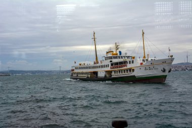 Istanbul, Türkiye 01 Ocak 2019: Türkiye'de Müslüman mimarisi ve su taşıma - güzel manzara turistik yerlerinden denizden Boğaz üzerinde yolculuk. Cityscape gün batımında - Istanbul 'un eski Camii ve Türk vapurlar, görüntülemek Haliç '.