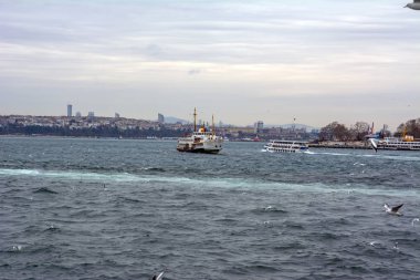  Türkiye'de Müslüman mimarisi ve su taşıma - güzel manzara turistik yerlerinden denizden Boğaz üzerinde yolculuk. Cityscape gün batımında - Istanbul 'un eski Camii ve Türk vapurlar, görüntülemek Haliç '.