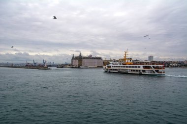  Türkiye'de Müslüman mimarisi ve su taşıma - güzel manzara turistik yerlerinden denizden Boğaz üzerinde yolculuk. Cityscape gün batımında - Istanbul 'un eski Camii ve Türk vapurlar, görüntülemek Haliç '.