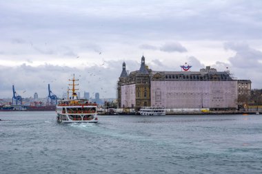  Türkiye'de Müslüman mimarisi ve su taşıma - güzel manzara turistik yerlerinden denizden Boğaz üzerinde yolculuk. Cityscape gün batımında - Istanbul 'un eski Camii ve Türk vapurlar, görüntülemek Haliç '.