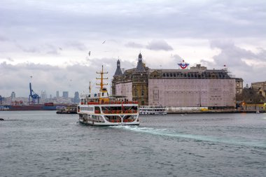  Türkiye'de Müslüman mimarisi ve su taşıma - güzel manzara turistik yerlerinden denizden Boğaz üzerinde yolculuk. Cityscape gün batımında - Istanbul 'un eski Camii ve Türk vapurlar, görüntülemek Haliç '.