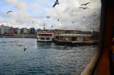  Türkiye'de Müslüman mimarisi ve su taşıma - güzel manzara turistik yerlerinden denizden Boğaz üzerinde yolculuk. Cityscape gün batımında - Istanbul 'un eski Camii ve Türk vapurlar, görüntülemek Haliç '.
