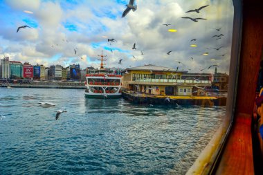  Türkiye'de Müslüman mimarisi ve su taşıma - güzel manzara turistik yerlerinden denizden Boğaz üzerinde yolculuk. Cityscape gün batımında - Istanbul 'un eski Camii ve Türk vapurlar, görüntülemek Haliç '.